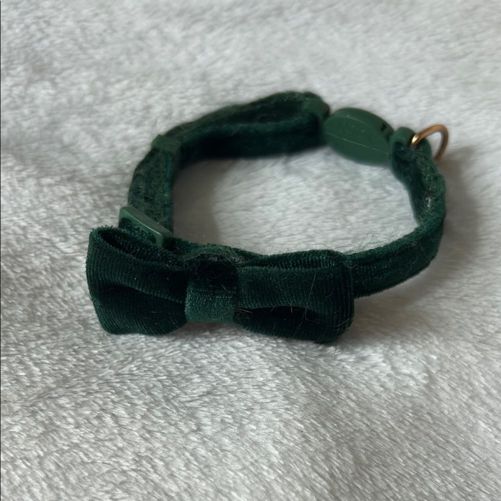 Green Velvet Bow Tie Cat Collar -Breakaway